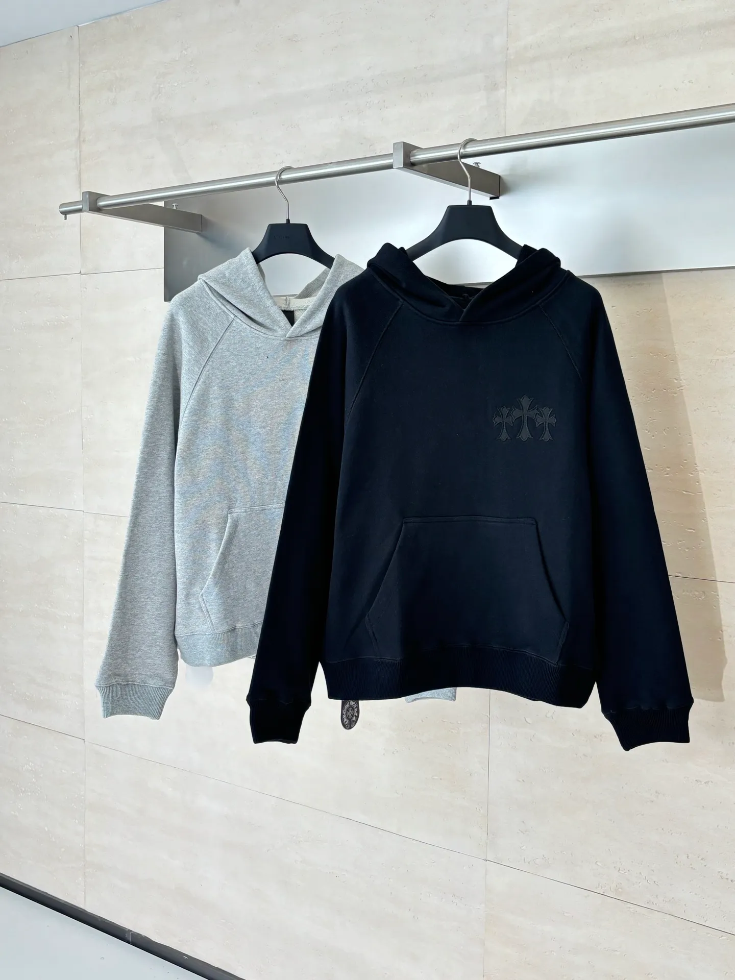 P500 Chrome Heart*/Chrome Heart CH patch embroidered logo hooded sweatshirt. Customized heavy fortress interwoven air cotton. Adopt imported machine patch embroidery process. The fabrics have been washed and have a better hand feel. Not easy to deform, not easy to shrink, not easy to fade. Size: S/M/L/XL
